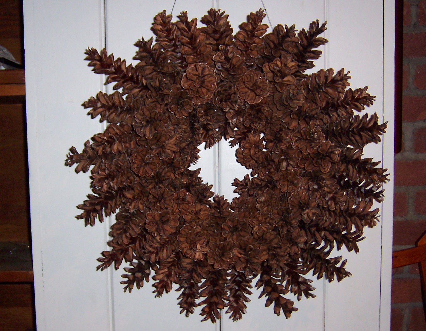 How to make a beautiful PINE CONE WREATH without gluing or wiring